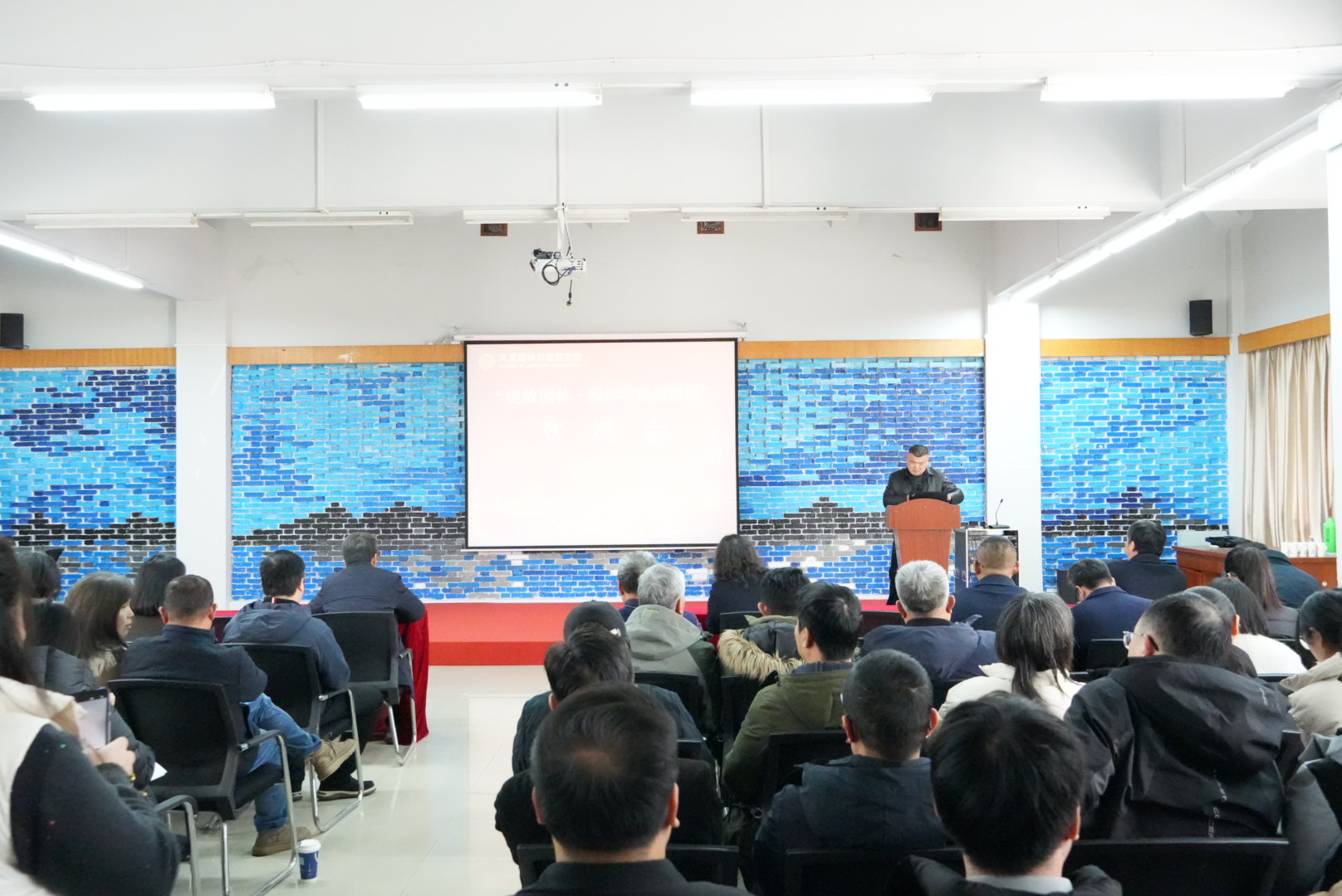 51吃瓜
召开新学期教职工大会暨欢送会、迎新会